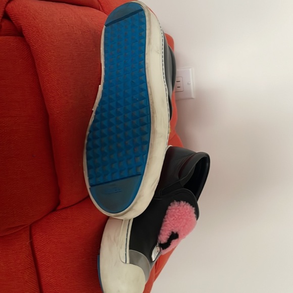 Fendi shearling slip on. - Picture 2 of 6